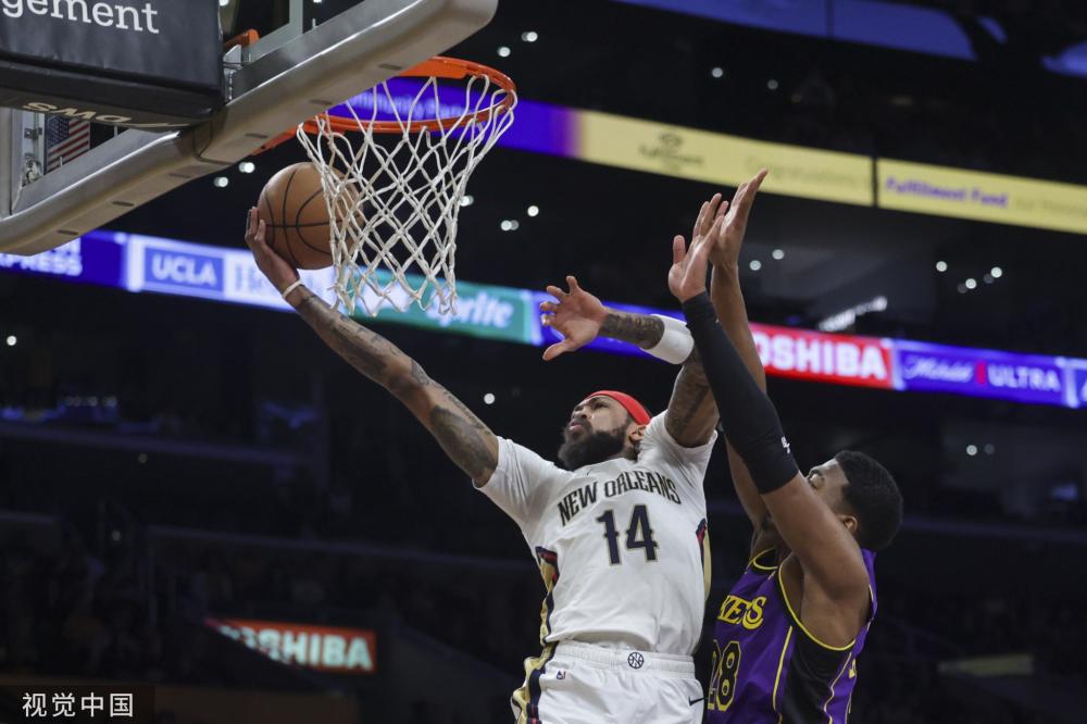 她不仅在进 她不仅在进