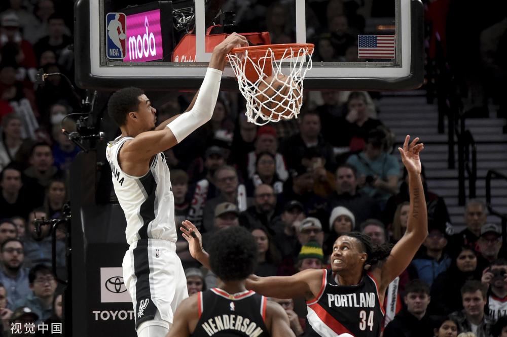 她在决赛中 她在决赛中