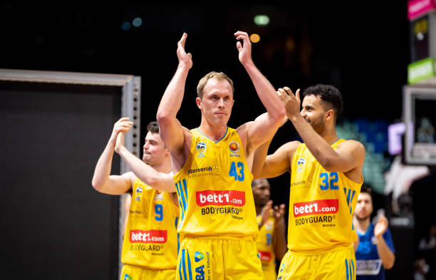 胜利不仅依 胜利不仅依